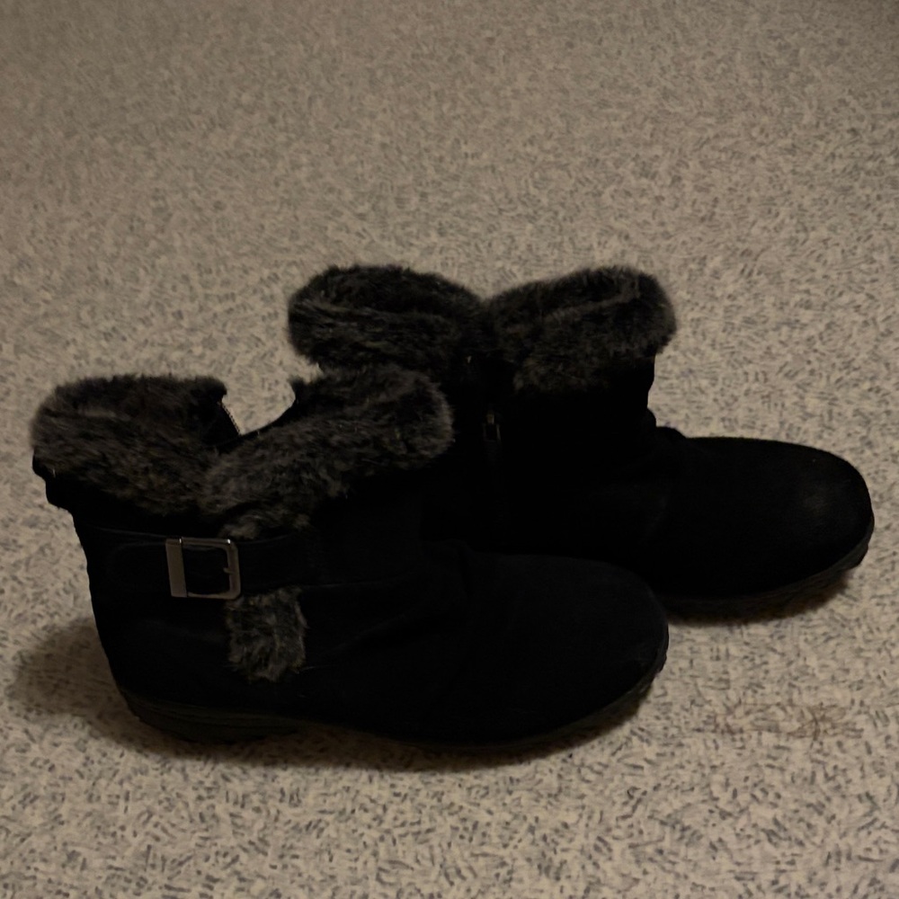 Khombu Black Ankle Boots with Fur Trim